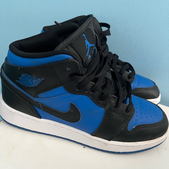 Air Jordan 1 Mid Size. 5Y - Picture 1 of 13